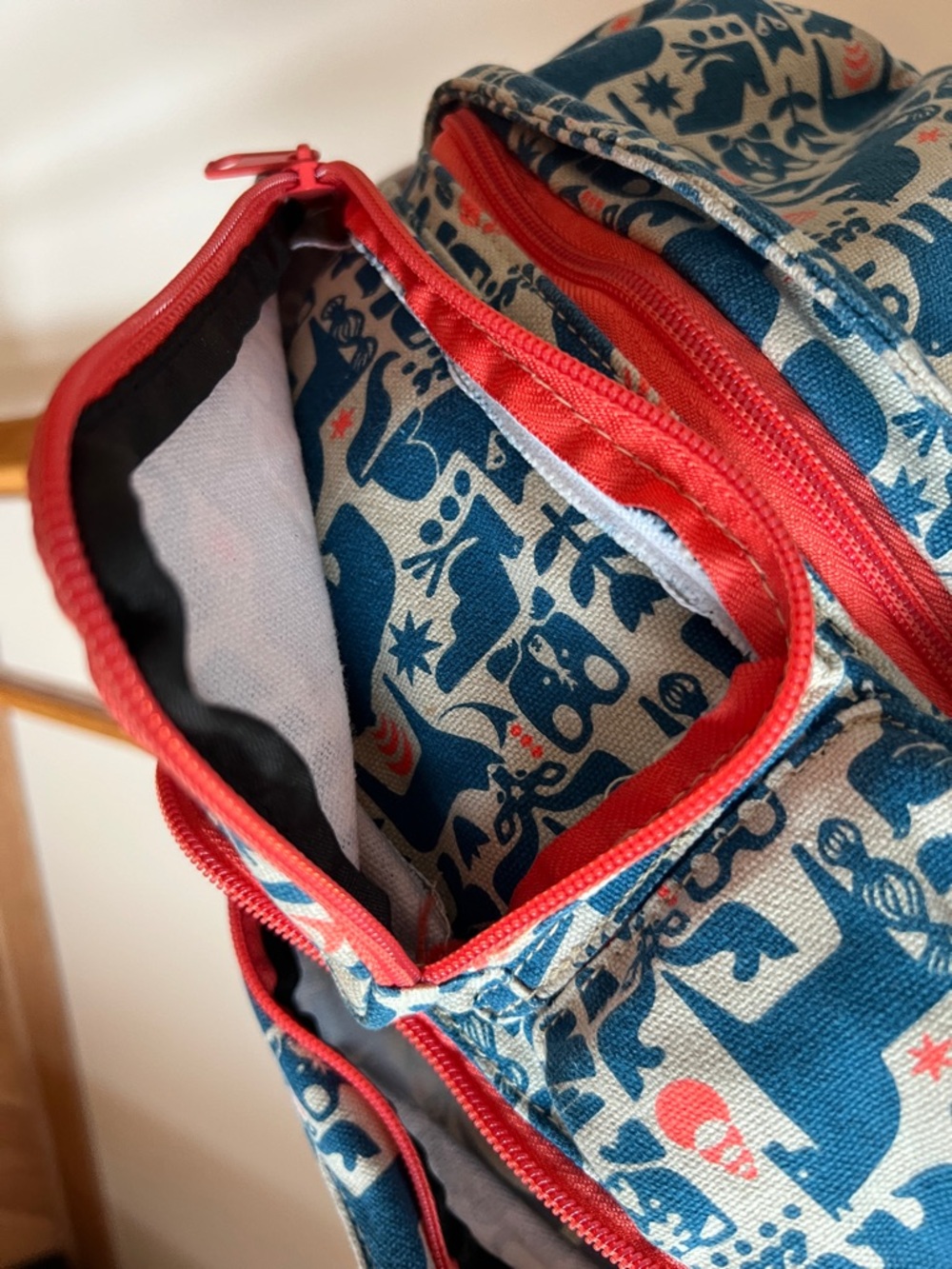 Kavu fable retired Teal, Cream animal bear horse fox  Patterned Sling Belt Bag - Picture 4 of 9